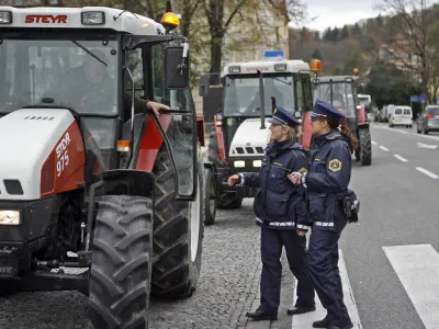  protest kmetov ﻿- traktoristi pred DZ - traktor - policistke - policija- 11.11.2013 - bobudniki in prvopodpisniki peticije proti predlaganemu davku na nepremičnine so pred začetkom seje DZ predsedniku DZ Janku Vebru predali zbrane podpise - zbranih 58.000 podpisov //FOTO: Bojan Velikonja