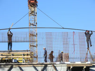 - simbolična fotografija - gradbeni&scaron;tvo - gradbeni delavci //FOTO: Tomaž Skale