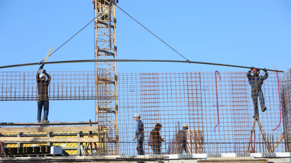 - simbolična fotografija - gradbeni&scaron;tvo - gradbeni delavci //FOTO: Tomaž Skale