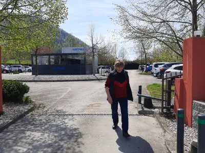 Namesto zarubljenih zapornic na parkiri&scaron;ču posestva nekdanje Lipe pohodnike na &Scaron;marno goro v vlogi &raquo;živih zapornic&laquo; sedaj pričakata Milena in Robert Tomas Zava&scaron;nik.&nbsp;