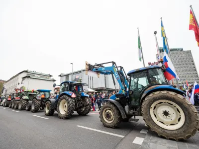 Ljubljana, Trg republike.<br>Protestni shod kmetov v srediscu prestolnice, ki od vlade zahtevajo zascito in vec razumevanja za polozaj slovenskega kmeta.
