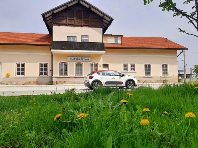 Načrtovani poteki nove železni&scaron;ke trase v &Scaron;kofji Loki so se od prvih predstavitev pred leti že večkrat spremenili.