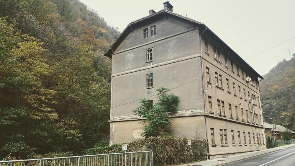 Odsotnost prisotnosti<br><br>Đejmi Hadrović