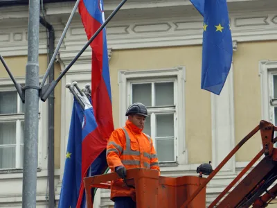 - ilustrativna fotografija - evropska in slovenska zastava - obe&scaron;anje - delavci javne razsvetljave //FOTO: Tomaž Skale