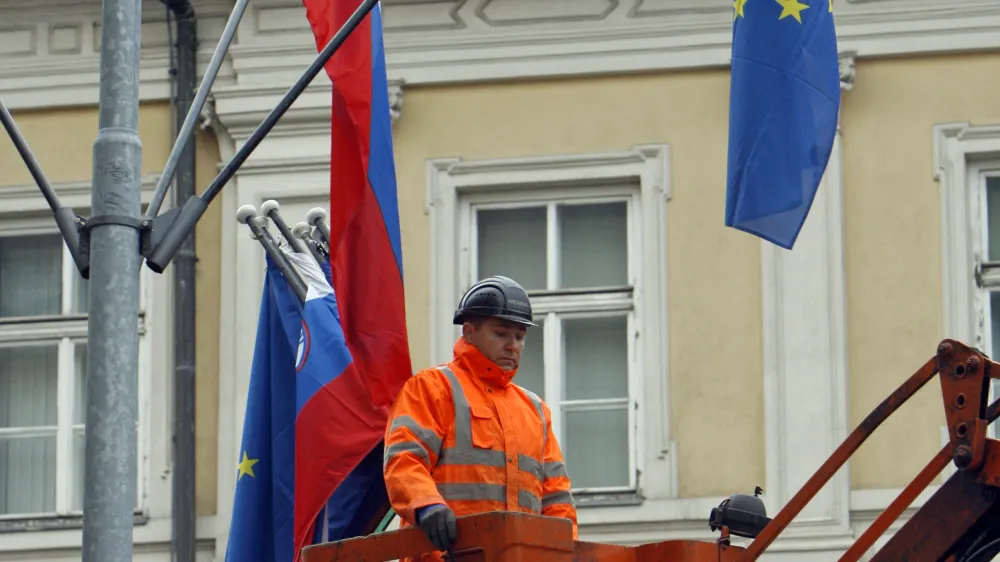 - ilustrativna fotografija - evropska in slovenska zastava - obe&scaron;anje - delavci javne razsvetljave //FOTO: Tomaž Skale