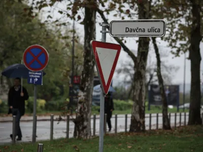 - simbolična fotografija - Davčna ulica v Ljubljani -  davki - dajatve - prispevki - davkoplačevalci - prometni znak - križi&scaron;če z prednostno cesto,. //FOTO: Luka Cjuha