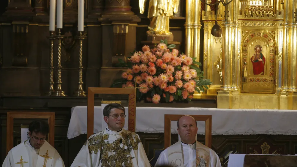 msgr. Feliu Torra, vikar v slovenski podružnici Opus Dei<br><br><br>- 80. obletnica ustanovitve Opus Dei - zahvalna ma&scaron;a v trnovski cerkvi - <br>- Opus Dei je bila ustanovljena pred dobrimi petimi leti in ima po njegovih besedah okoli 30 članov. Približno polovica je tako imenovanih numerarijev, to so bodisi duhovniki bodisi laiki, ki se zavežejo, da bodo organizaciji služili kot celibaterji, in praviloma živijo v centrih Opus Dei. Polovica pa je tako imenovanih supernumerarijev, ki so lahko poročeni oziroma živijo s svojimi družinami. Nekaj deset ljudi &ndash; praviloma gre za prijatelje, sorodnike in sosede članov &ndash; ima v organizaciji status sodelavcev. <br><br><br><br>//FOTO: Luka Cjuha<br>OPOMBA: ZA OBJAVO V ČASOPISU DNEVNIK