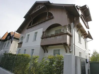 - Vidmarjeva vila, hi&scaron;a Josipa Vidmarja, Cesta 27. aprila 51, Rožna dolina  - v stavbi je bila 26. aprila 1941 ustanovljena Protiimperialistična fronta, kasneje preimenovana v Osvobodilno fronto.    - hi&scaron;e nekdanjih partijskih funkcionarjev -   //FOTO: Jaka Adamič