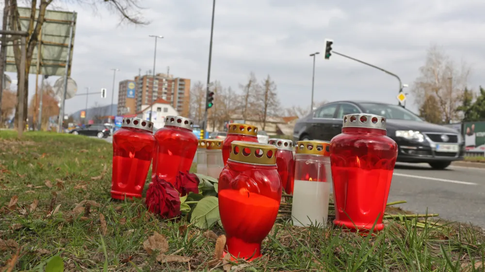 - 20.03.2017 - križi&scaron;če Bravničarjeva in Korenčanova ulica v Ljubljani - prometna nesreča s smrtnim izidom - 21-letni voznik prevozil rdečo luč in ubil 20-letno kolesarko, ki je na prehodu za kolesarje pravilno prečkala vozi&scaron;če. <br><br><br>//FOTO: Bojan Velikonja
