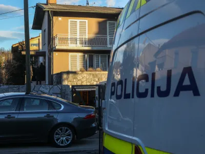 - 10.01.2023 - Hi&scaron;ne preiskave na naslovu Rožna dolina cesta IX 26. v Ljubljani - morebitna logistična točka kriminalne združbe, ki se ukvarja s čezmejno prodajao droge in orožja - akcija slovenske in avstrijske policije - <br> <br>//FOTO: Bojan Velikonja<br>.