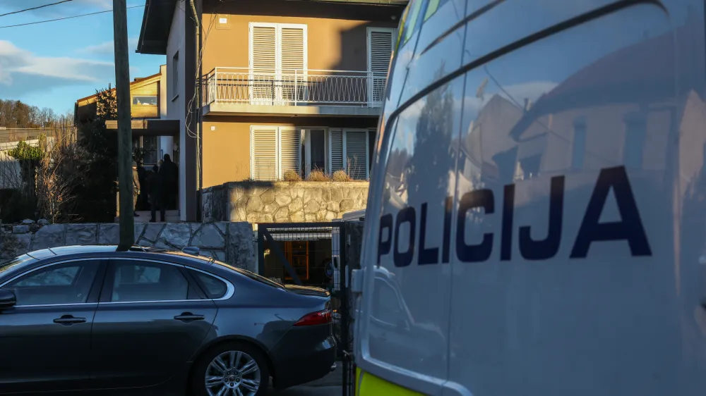 - 10.01.2023 - Hi&scaron;ne preiskave na naslovu Rožna dolina cesta IX 26. v Ljubljani - morebitna logistična točka kriminalne združbe, ki se ukvarja s čezmejno prodajao droge in orožja - akcija slovenske in avstrijske policije - <br> <br>//FOTO: Bojan Velikonja<br>.