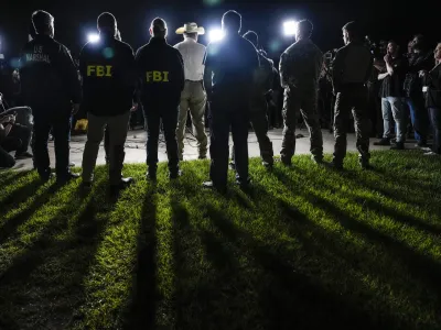 Policija je po &scaron;tirih dneh lova prijela osumljenca petih umorov, 38-letnega Francisca Oropezo. Ta je po pro&scaron;nji, naj neha streljati pred hi&scaron;o, ker zbuja dojenčka, &scaron;el do sosedov in jih pet hladnokrvno ubil.&nbsp;