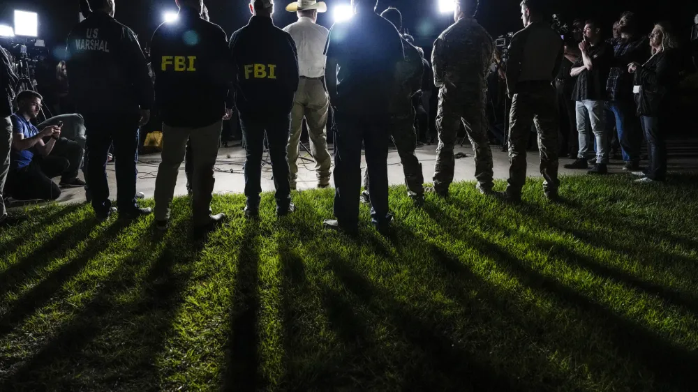 Policija je po &scaron;tirih dneh lova prijela osumljenca petih umorov, 38-letnega Francisca Oropezo. Ta je po pro&scaron;nji, naj neha streljati pred hi&scaron;o, ker zbuja dojenčka, &scaron;el do sosedov in jih pet hladnokrvno ubil.&nbsp;