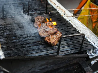peka mesa na žaru- 09.10.2020 &ndash;Zadnja Odprta kuhna v letu 2020. //FOTO: Bojan Velikonja