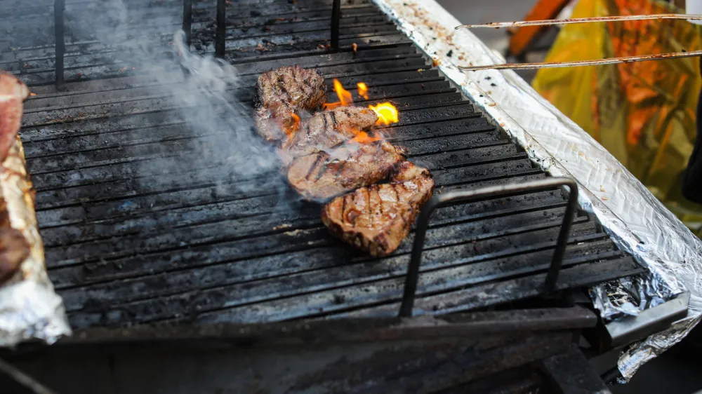 peka mesa na žaru- 09.10.2020 &ndash;Zadnja Odprta kuhna v letu 2020. //FOTO: Bojan Velikonja