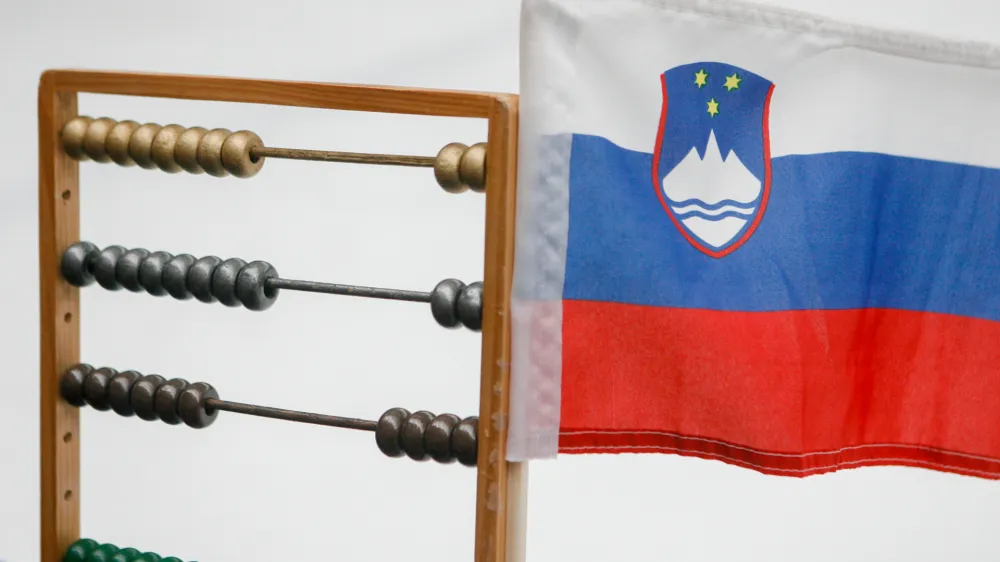 simbolična fotografija, Slovenska zastava, Slovenija, staro računalo na kroglice za &scaron;tetje in računanje - kalkuliranje - finančna kriza, proračun    - 29.03.2014 Jesenice - predsednik republike v jeseni&scaron;ki dvorani Podmežakla poskusil izpolniti obljubo, ki jo je dal med olimpijskimi igrami v Sočiju - takrat je dejal, da bo za vsak dosežen gol slovenske hokejske reprezentance drsal eno uro. Hokejisti so bili zelo uspe&scaron;ni in so dosegli deset golov, zato bi moral predsednik, če bi želel izpolniti obljubo, drsati kar deset ur.     //FOTO: Bojan Velikonja