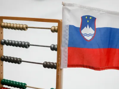 simbolična fotografija, Slovenska zastava, Slovenija, staro računalo na kroglice za &scaron;tetje in računanje - kalkuliranje - finančna kriza, proračun    - 29.03.2014 Jesenice - predsednik republike v jeseni&scaron;ki dvorani Podmežakla poskusil izpolniti obljubo, ki jo je dal med olimpijskimi igrami v Sočiju - takrat je dejal, da bo za vsak dosežen gol slovenske hokejske reprezentance drsal eno uro. Hokejisti so bili zelo uspe&scaron;ni in so dosegli deset golov, zato bi moral predsednik, če bi želel izpolniti obljubo, drsati kar deset ur.     //FOTO: Bojan Velikonja