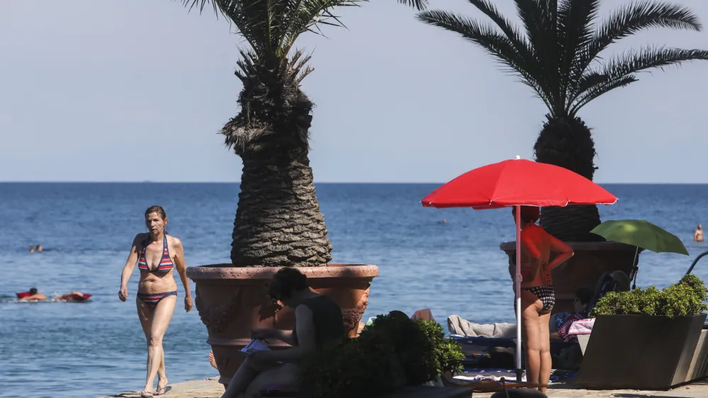 - 14.07.2020 &ndash; Izola - kopali&scaron;če - plaža - kopalci - poletje - ukrepi za preprečevanje &scaron;irjenja okužb s koronavirus COVID-19<br><br><br><br> //FOTO: Jaka Gasar