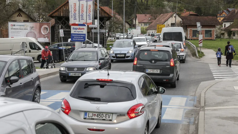 - &Scaron;kofljica &ndash; prometni zastoj - 18.04.2023 - naselje Gumni&scaron;če ob glavni cesti &Scaron;kofljica &ndash; Kočevje //FOTO: Jaka Gasar