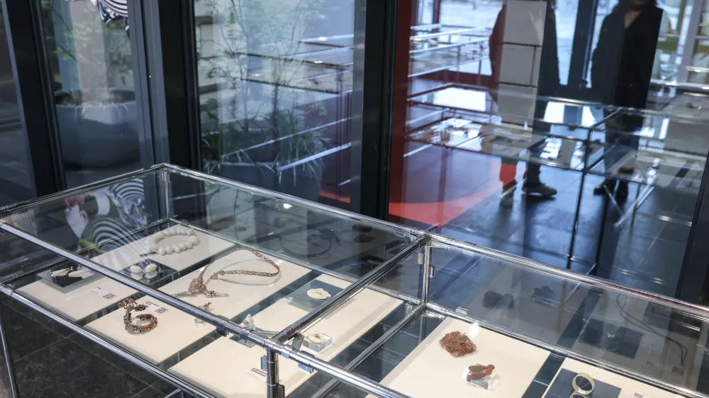 oblikovalka nakita Dalija Sega - 12.05.2023 - Slovenski teden nakita 2023 na temo SODOBNA ALKIMIJA &ndash; umetnost preoblikovanja, razstava v SEM &ndash; Slovenski etnografski muzej //FOTO: Jaka Gasar