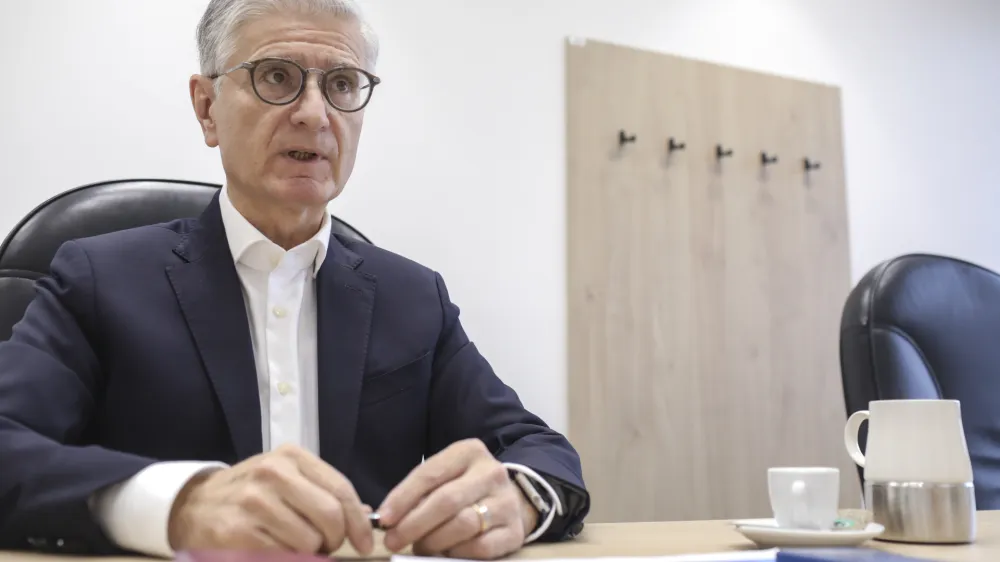 - 29.11.2022 &ndash; Franjo Bobinac, kandidat za predsednika Olimpijskega komiteja Slovenije (OKS) - podpredsednik kitajske multinacionalke Hisense International, predsednik Rokometne zveze Slovenije, član izvr&scaron;nega odbora Olimpijskega komiteja Slovenije, častni konzul Kneževine Monako v Sloveniji, član izvr&scaron;nega odbora Evropske Trilateralne komisije, član izvr&scaron;nega odbora Evropske rokometne zveze (EHF) //FOTO: Jaka GasarOPOMBA: INTERVJU ZA OBJEKTIV 2022