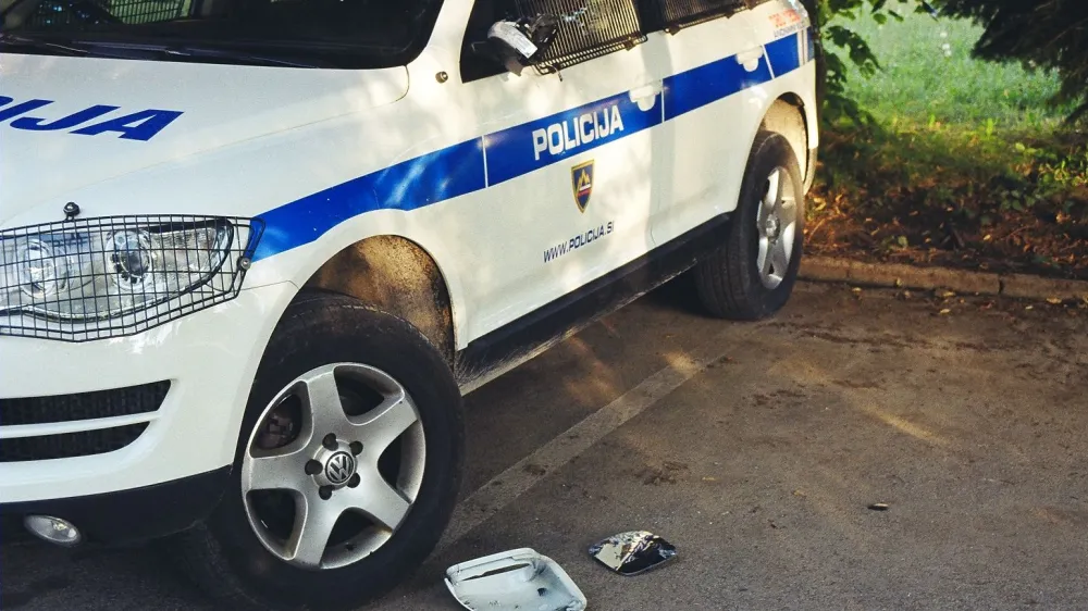 Po&scaron;kodovan policijski avtomobil policija ma&scaron;čevanje