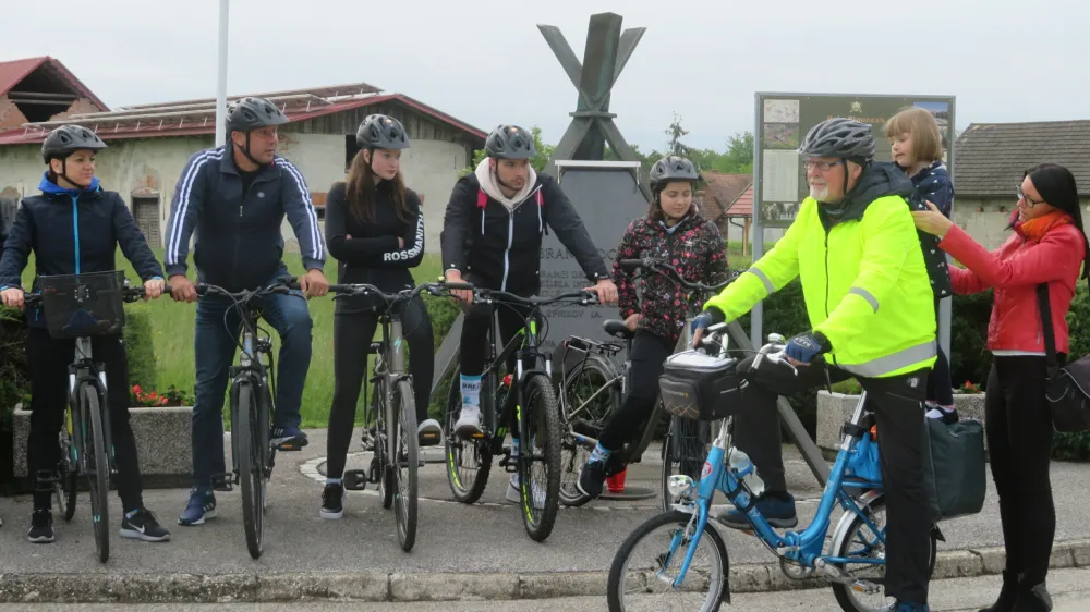 &Scaron;e zadnje slovo od najbližjih, preden je Matjaž Gomil&scaron;ek v spremstvu svojcev, prijateljev in znancev odrinil na pot.&nbsp;
