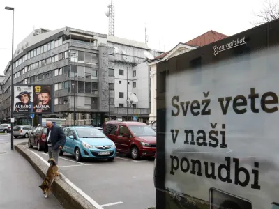 - 14.04.2023 &ndash; simbolična fotografija &ndash; RTV - Raditelevizija Slovenija, jumbo plakat - napis: SVEŽ VETER V NA&Scaron;I PONUDBI //FOTO: Tomaž Skale