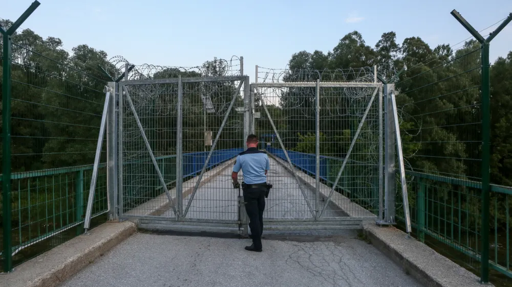 - 18.06.2018 - zapiranje mejnega prehoda - mejni prehod Žuniči v občini Črnomelj - (slovensko - hrva&scaron;ka ilegalna meja), reka Kolpa - panelna ograja - policija- Migranti 2018 &ndash; nova migrantska balkanska pot iz Makedonije preko Kosova, Črne gore, Bosne in Hercegovine proti zahodni Evropi - džamijska begunska pot - begunci -  //FOTO: Luka Cjuha.