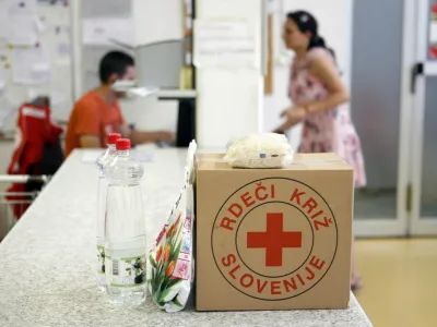 - ilustrativna fotografija - Rdeči križ Slovenije (RKS) - Območno združenje RK Ljubljana - Humanitarni center prehrambenih artiklov, Humanitarni Center - centralno skladi&scaron;če - Trža&scaron;ka cesta 132 //FOTO: Bojan Velikonja