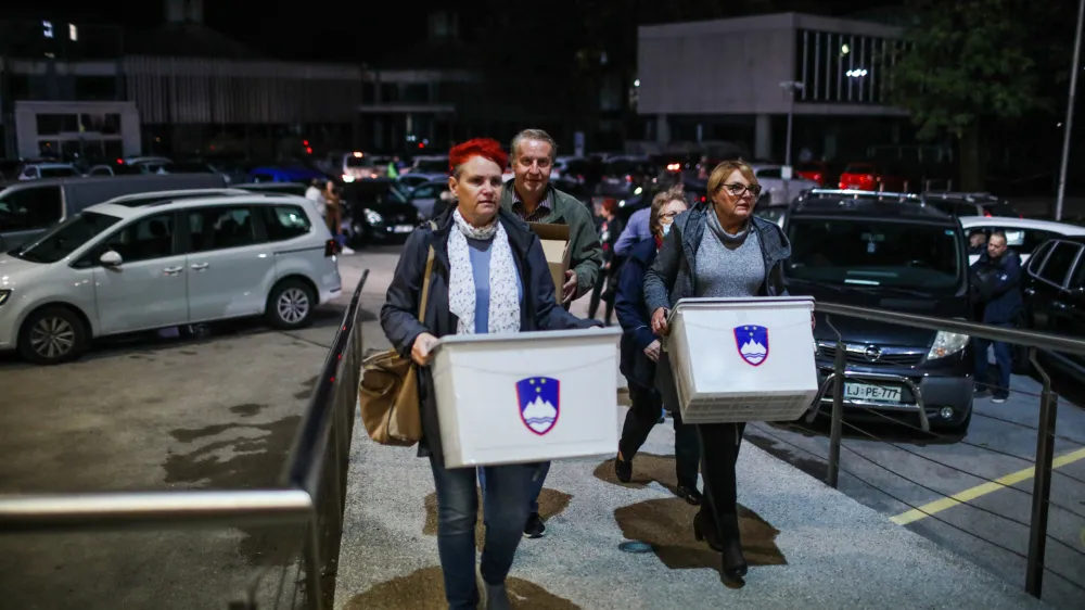 - Voli&scaron;če OMNIA, zbiranje, &scaron;tetje glasov. - 23.10.2022 &ndash; Predsedni&scaron;ke volitve 2022 - sedme volitve za petega predsednika republike v samostojni Sloveniji &ndash; volilci so volili med sedmimi kandidati &ndash; Milanom Brglezom, Janezom Ciglerjem Kraljem, Anžetom Logarjem, Nata&scaron;o Pirc Musar, Vladimirjem Prebiličem in Sabino Senčar //FOTO: Bojan VelikonjaPREGLED LETA 2022