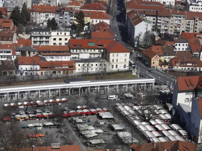 - Ljubljnaska tržnica - Vodnikov trg //FOTO: Luka Cjuha