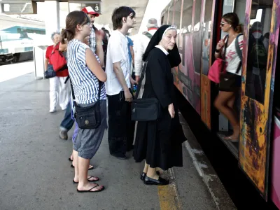 - Slovenske železnice, vlak, potniki//FOTO: Luka CjuhaOPOMBA: ZA OBJAVO ZA OBJAVO V PRILOGI &ndash; DNEVNIKOV OBJEKTIV - REPORTAŽA