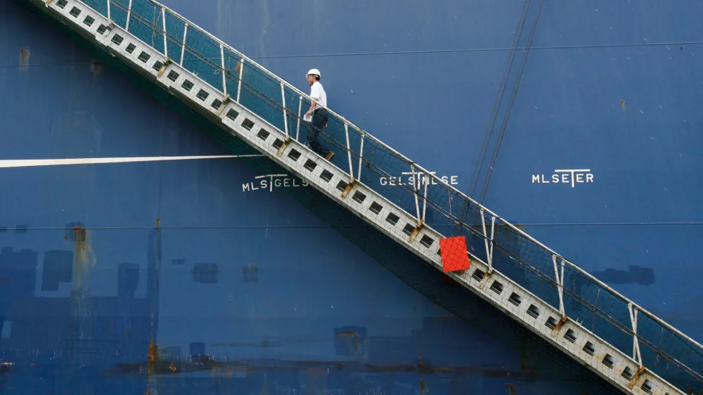 simbolična fotografija, Luka Koper, delavec, ladjarstvo, gospodarska rast, vzpon in padec. socialne razlike- 26.05.2014 Luka Koper - najdalj&scaron;a ladja v zgodovini koprskega pristani&scaron;ča - 334 metrov dolga kontejnerska ladja CMA CGM Cenderillon -   //FOTO: Bojan Velikonja