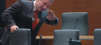 Večkratni minister Andrej Vizjak je bil v preteklosti zaposlen v družbi HESS, ki naj bi gradila hidroelektrarno Mokrice, danes pa je direktor družbe Partner, ki bo spisala prvo dokumentacijo za srednjesavske elektrarne.