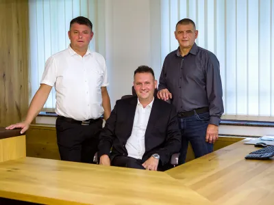 Ogrodje uspe&scaron;nega družinskega podjetja Mizarstvo Jezer&scaron;ek tvorijo bratje Jernej, Bo&scaron;tjan in Janez Jezer&scaron;ek. F EY Slovenija