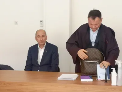 Janez Jan&scaron;a in njegov odvetnik Franci Matoz na sodi&scaron;ču.