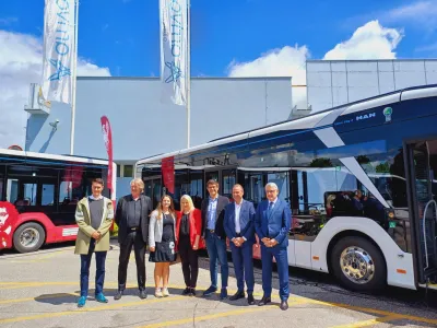 V Kranju so svečano prevzeli prva &scaron;tiri električna vozila, ki omogočajo prevoz do 80 potnikov.&nbsp;