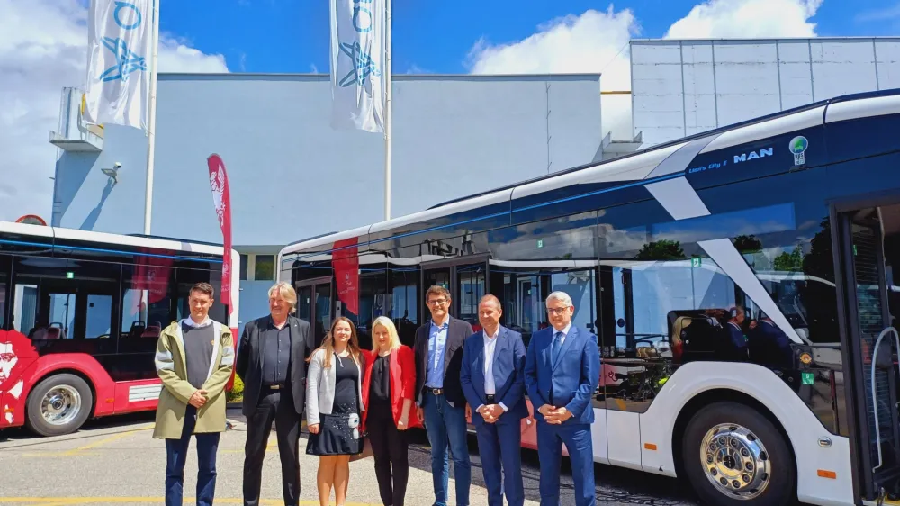 V Kranju so svečano prevzeli prva &scaron;tiri električna vozila, ki omogočajo prevoz do 80 potnikov.&nbsp;