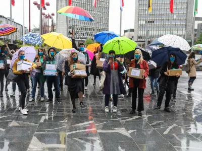 - 19.05.2021 - gibanje Za pitno vodo pred Državnim zborom podalo izjavo ob vlaganju 40 tisoč overjenih podpisov za referendum proti &scaron;kodljivemu Zakonu o vodah //FOTO: Bojan Velikonja