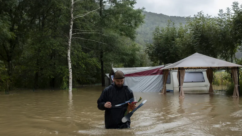 - 16.09.2022 - Močno deževje in poplave v Dolu ob reki Kolpi.  //FOTO: Nik Erik NeubauerOPOMBA &ndash; PREGLED LETA 2022