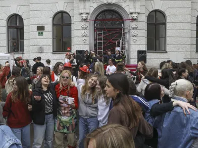  18.05.2023 - Gimnazija Poljane &ndash; veselje dijakov ob zaključku 2. ocenjevalnega obdobja in pouka za zaključne letnike v &scaron;olskem letu 2022/2023 &ndash; //FOTO: Luka Cjuha