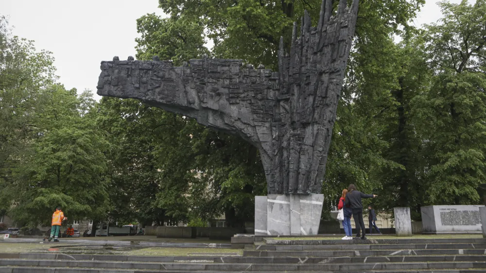 V poslanskih skupinah Svoboda, SD, SDS in NSi so naklonjeni ideji o spomeniku osamosvojitve na Trgu republike. Ali bi ga morali postaviti namesto obstoječega spomenika (na fotografiji), pa je za zdaj vpra&scaron;anje, ki razdvaja.&nbsp;