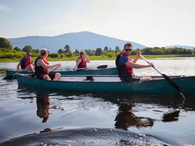S kanujem nad požiralniki Cerkni&scaron;kega jezera. F Notranjski park