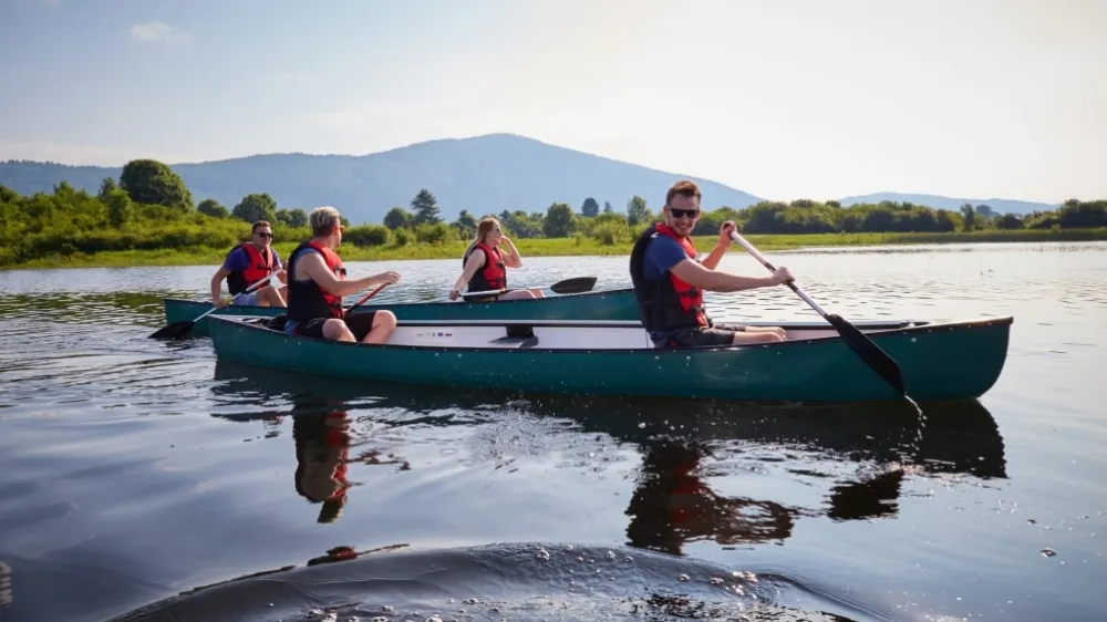 S kanujem nad požiralniki Cerkni&scaron;kega jezera. F Notranjski park