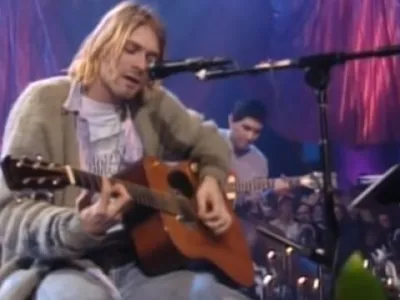 Rekordna cena za pleteni jopič pevca Nirvane Kurta Cobaina<br>Da, to pa je blazna cena! Pleten jopič pevca Nirvane Kurta Cobaina (umrl je star 27 let), v katerem je leta 1993 posnel neko oddajo, so na dražbi v New Yorku prodali za 301.430 evrov. To je absolutni rekord za tak kos oblačila. Sivo-rjav