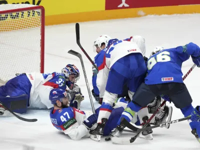 Slovenska hokejska reprezentanca (v modrih dresih) po porazu proti Slova&scaron;ki nima več možnosti obstanka v elitni diviziji.