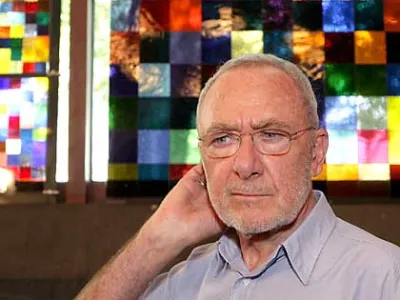 ARCHIV - Der K&uuml;nstler Gerhard Richter steht in der Dombauh&uuml;tte in K&ouml;ln vor Entw&uuml;rfen f&uuml;r das von ihm gestaltete S&uuml;dquerhausfenster f&uuml;r den K&ouml;lner Dom (Foto vom 28.07.2006). Der K&ouml;lner Maler bleibt weiterhin der bedeutendste K&uuml;nstler der Gegenwart. Dies ermittelte der "Kunstkompass" des Wirtschaftsmagazins "Capital". Mit 16 650 Punkten Vorsprung sicherte sich der geb&uuml;rtige Dresdner erneut den ersten Platz in der Rangliste der weltweit gefragtesten K&uuml;nstler. Foto: Rolf Vennenbernd dpa/lnw (zu lnw vom 25.10.2006) +++(c) dpa - Bildfunk+++