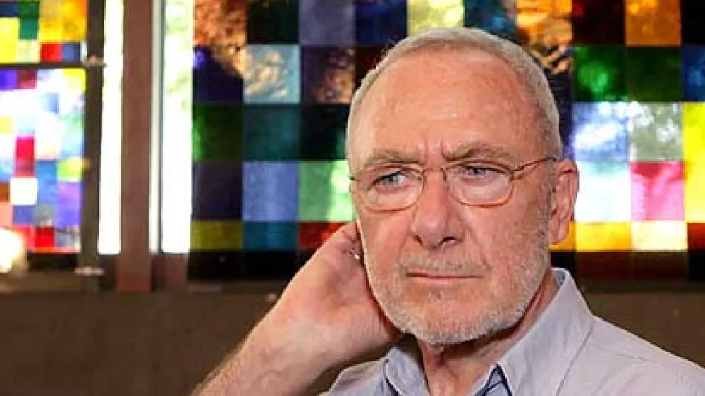 ARCHIV - Der K&uuml;nstler Gerhard Richter steht in der Dombauh&uuml;tte in K&ouml;ln vor Entw&uuml;rfen f&uuml;r das von ihm gestaltete S&uuml;dquerhausfenster f&uuml;r den K&ouml;lner Dom (Foto vom 28.07.2006). Der K&ouml;lner Maler bleibt weiterhin der bedeutendste K&uuml;nstler der Gegenwart. Dies ermittelte der "Kunstkompass" des Wirtschaftsmagazins "Capital". Mit 16 650 Punkten Vorsprung sicherte sich der geb&uuml;rtige Dresdner erneut den ersten Platz in der Rangliste der weltweit gefragtesten K&uuml;nstler. Foto: Rolf Vennenbernd dpa/lnw (zu lnw vom 25.10.2006) +++(c) dpa - Bildfunk+++