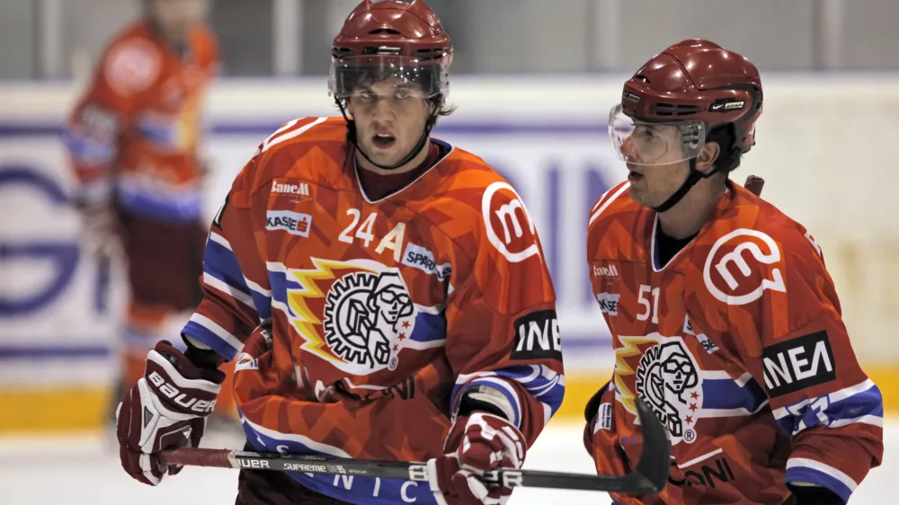 Rok Tičar in Mitja Robar (desno)<br><br><br><br>- hokej - Acroni Jesenice: KAC Celovec, liga Ebel, 7. krog:<br>- hokejisti Acroni Jesenic so izgubili proti celov&scaron;ki ekipi KAC z 0:4 (0:0, 0:2, 0:2).<br><br><br>///FOTO: Luka Cjuha